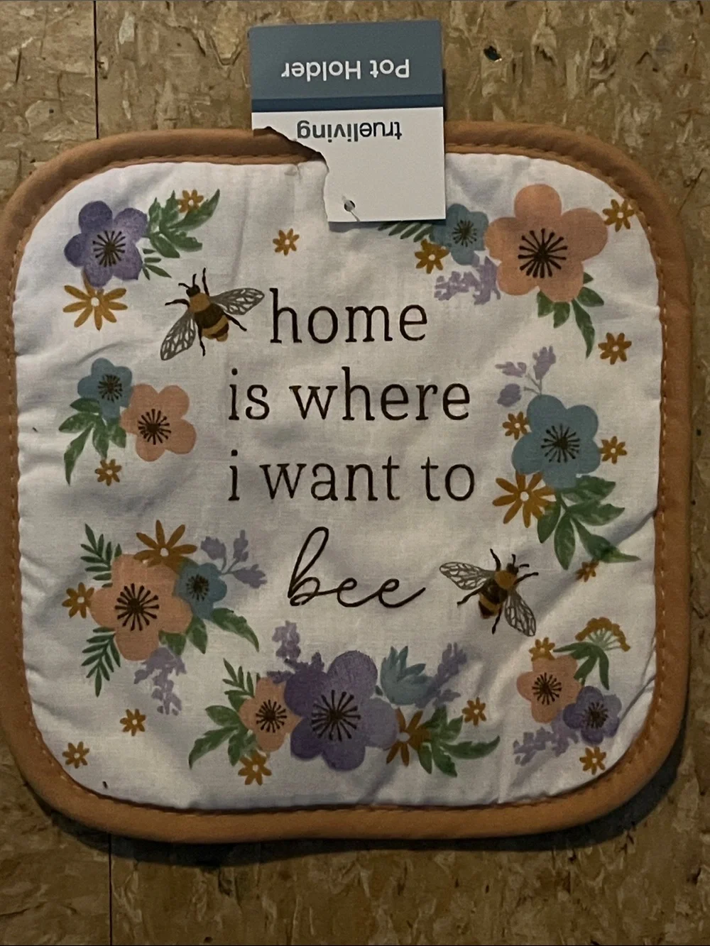 Trueliving: 2 kitchen towels and 2 pot holders